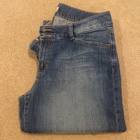 GAP. Women’s Capris. Curvy Flare. - Picture 3 of 3